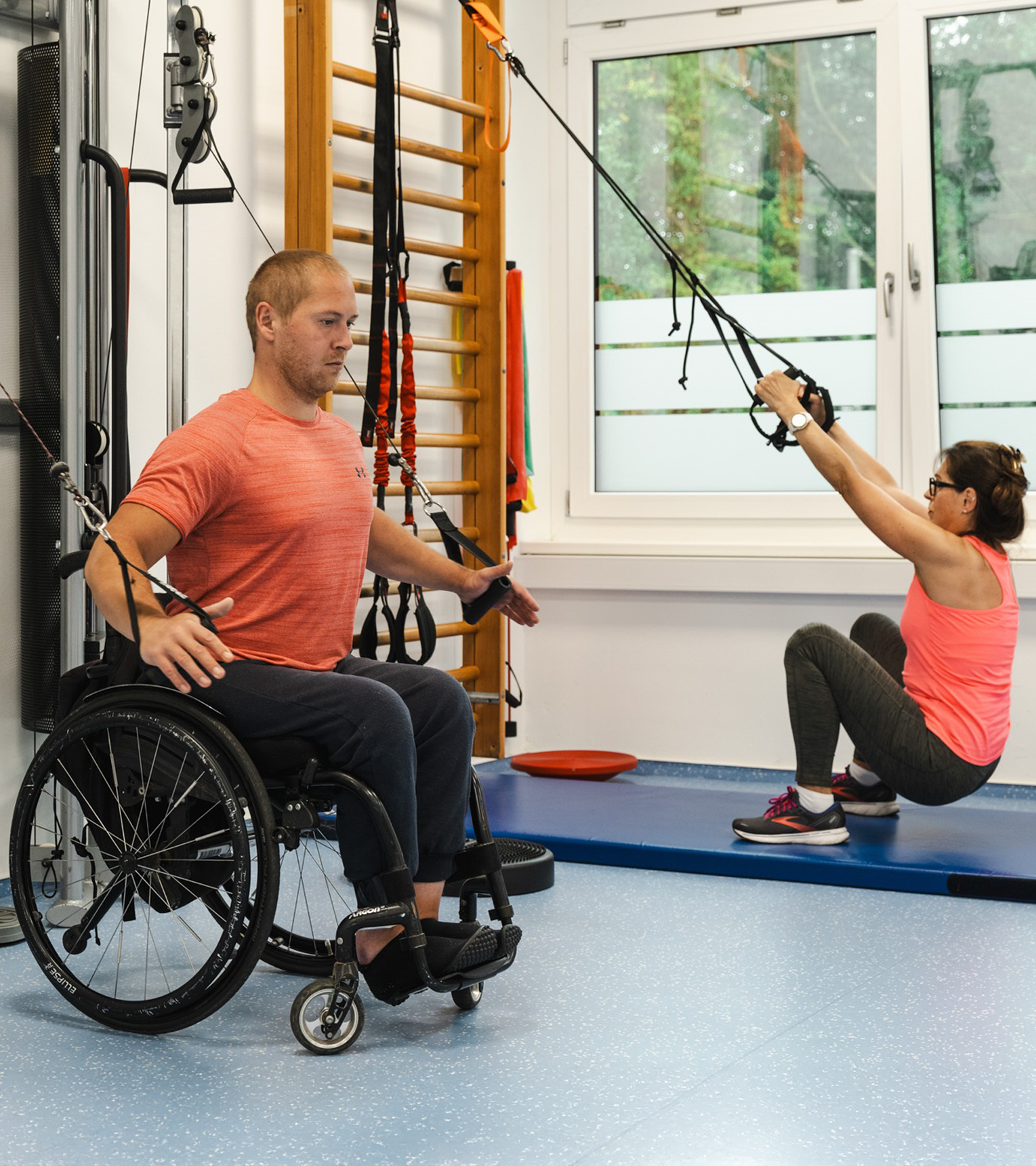 2Personen beim Rehasport